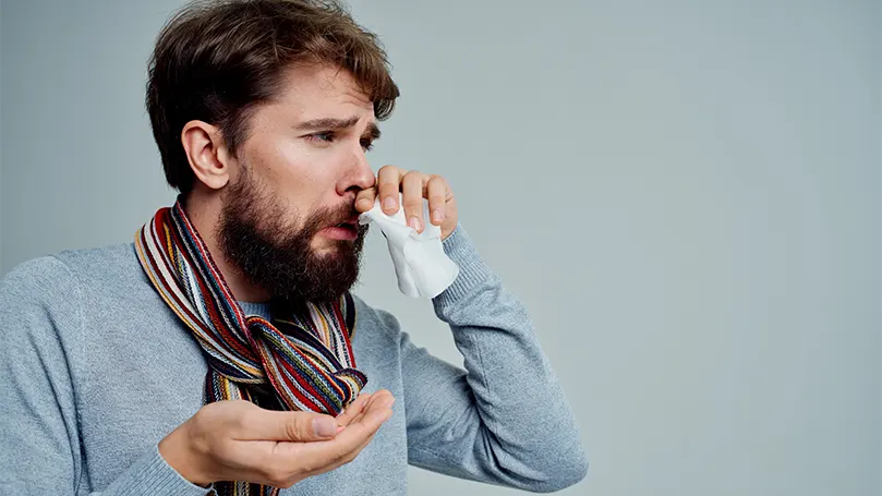 Imagen de un hombre con dolor de senos paranasales.