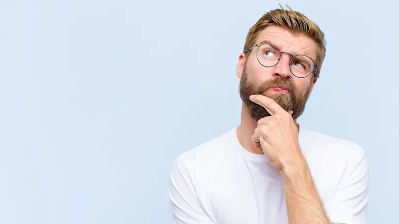 La imagen de un hombre con gafas visualizando algo.