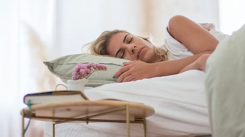 Imagen de una mujer durmiendo y respirando en la cama.