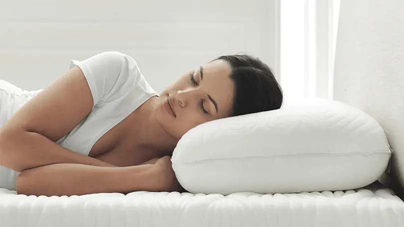 Imagen de una mujer durmiendo sobre la almohada Octaspring True Evolution Anatomic.