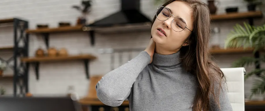 Mujer con dolor en el cuello