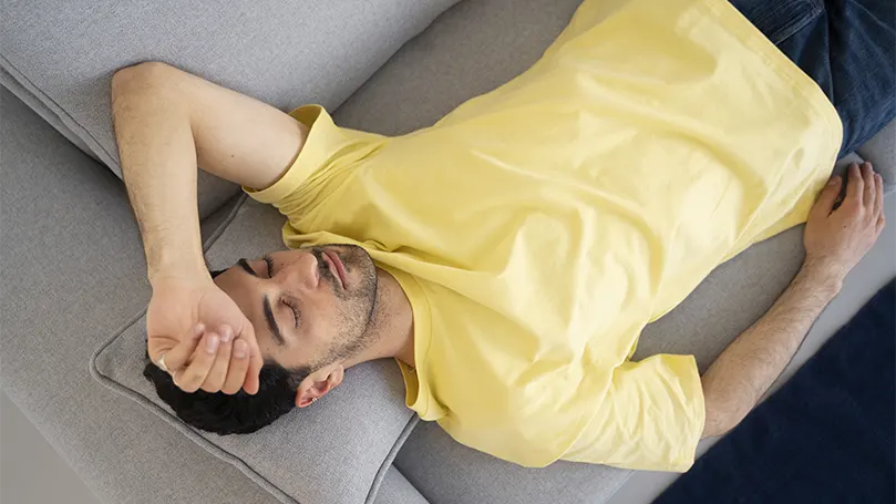 Una imagen de un hombre con camisa amarilla durmiendo sin roncar