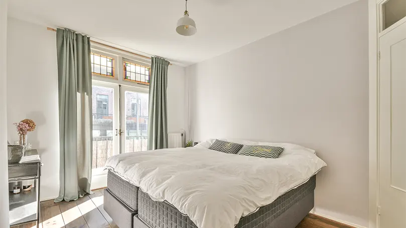 An image of ceiling light fixture in bedroom.