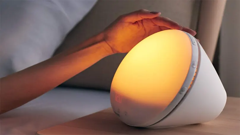 Imagen de una mano alcanzando la luz nocturna de Philips.