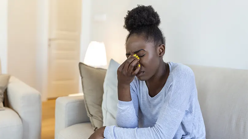 Imagen de una joven negra con fatiga ocular,