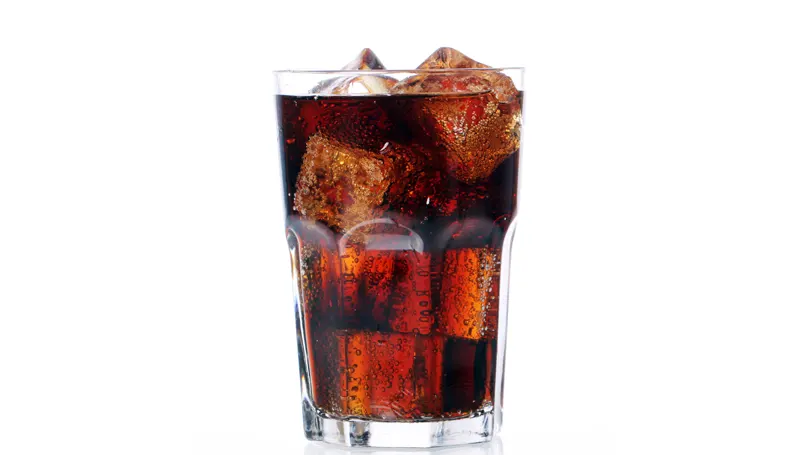 un vaso de refresco de cola