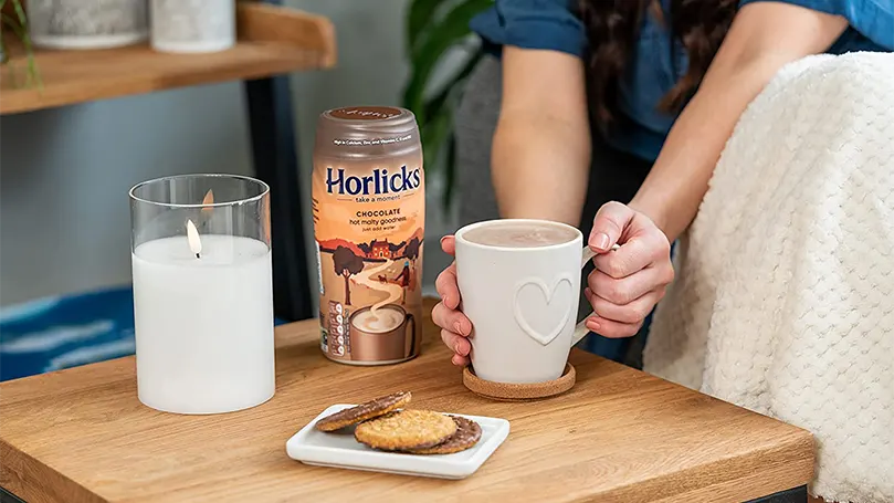 Horlicks y leche en la mesa.