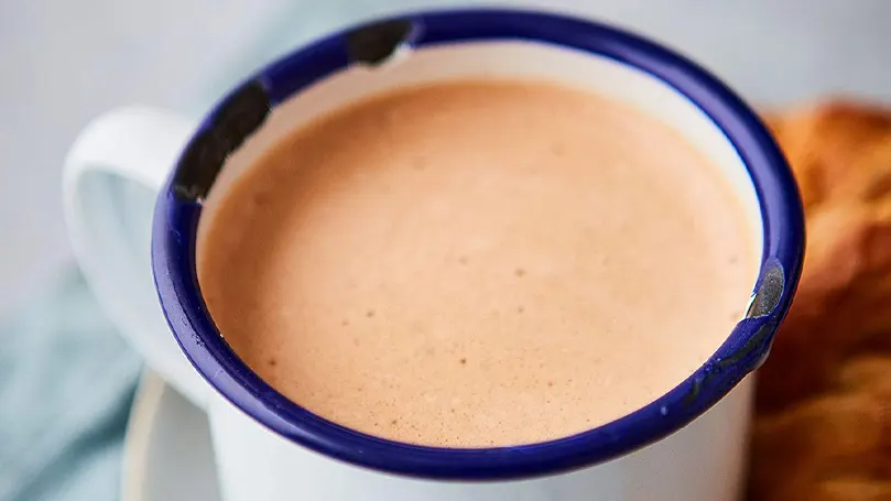 Horlicks con leche en una olla pequeña