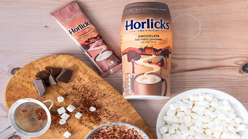 Horlicks en la mesa con chocolate.