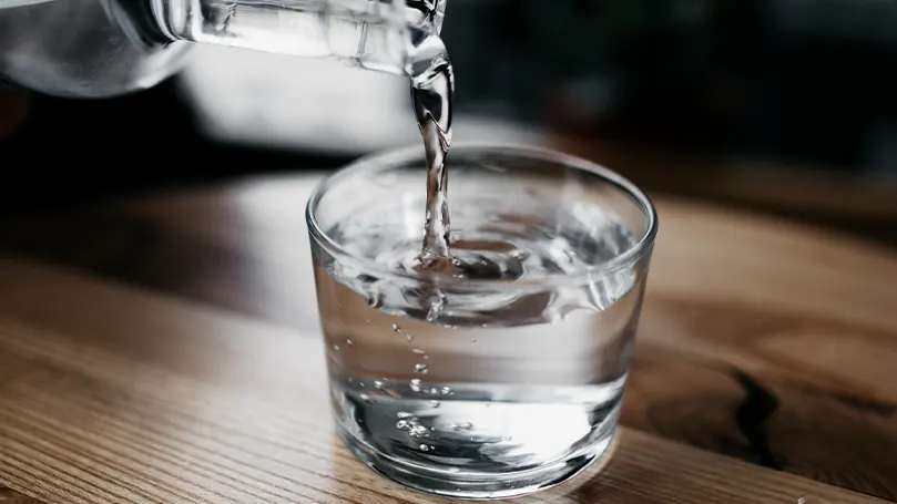 Imagen de una persona vertiendo agua en una taza