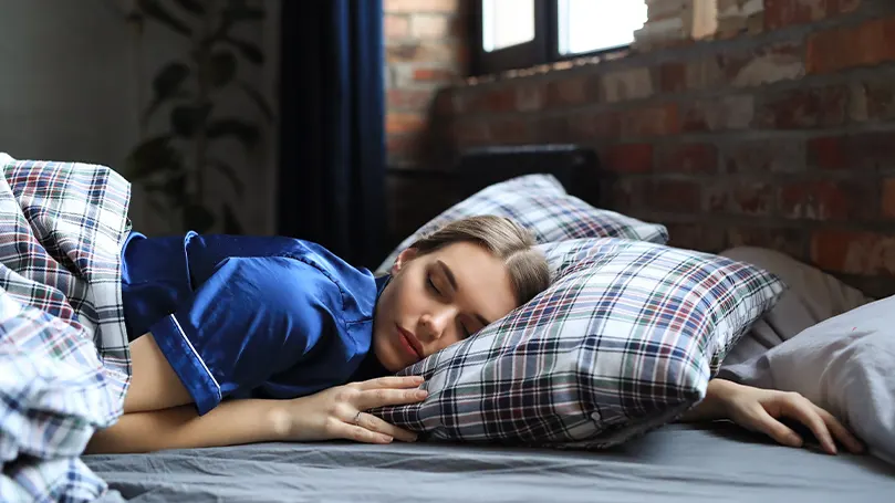 Una imagen de una mujer durmiendo.