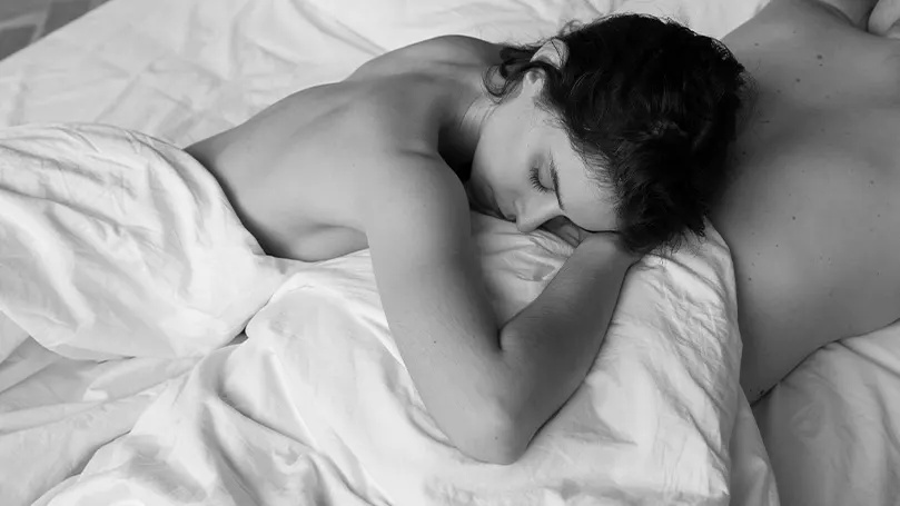 beneficios-de-dormir-comando_mujer-y-hombre-dormir