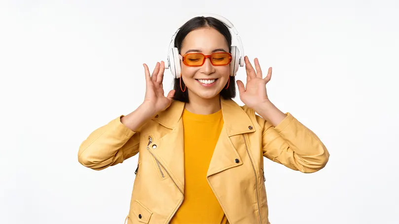 Imagen de una mujer con auriculares antirruido