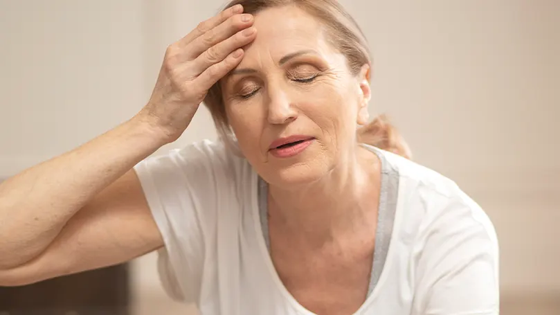 Una mujer que sufre sofocos