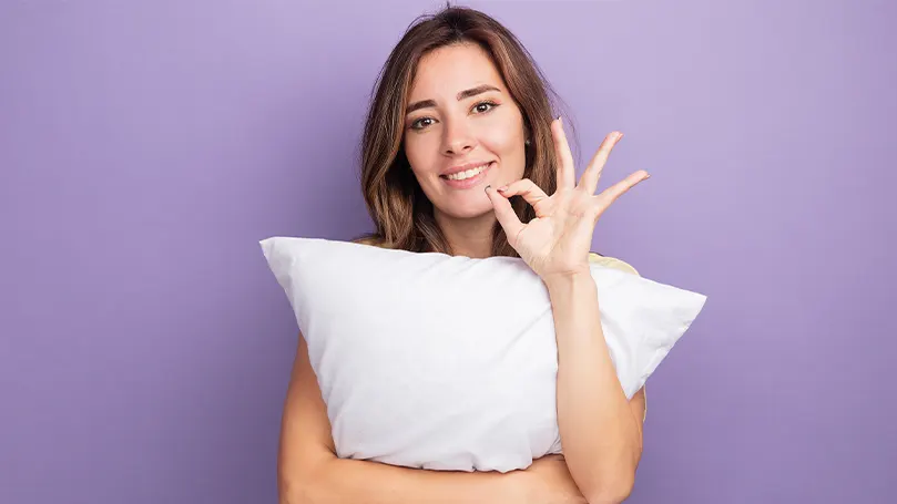 Consejos para elegir la almohada adecuada_mujer-con-almohada