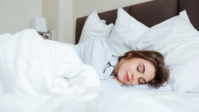 Imagen de una mujer durmiendo en un colchón Smartgrid.