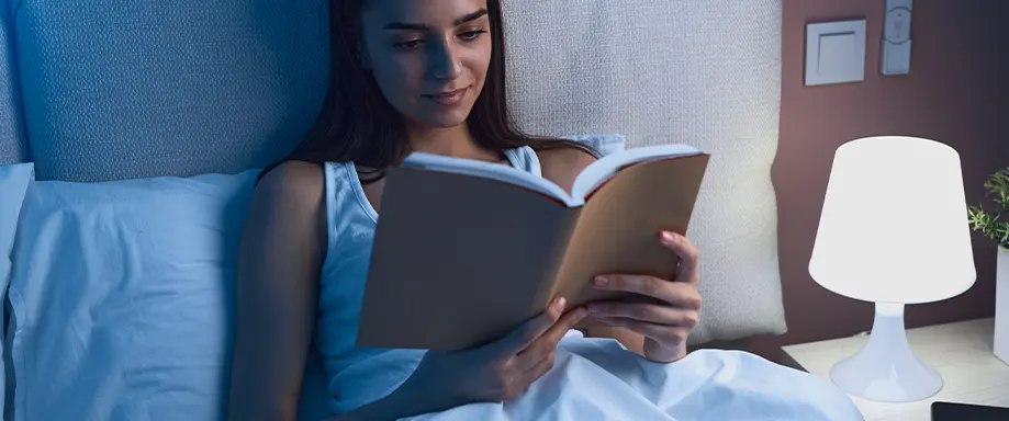 Mujer leyendo en la cama