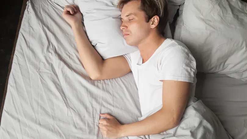 Un hombre durmiendo en la cama