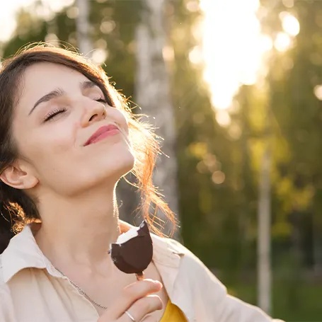 Una imagen de una mujer sonriendo.