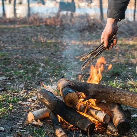 Un fuego ardiendo al aire libre en el bosque