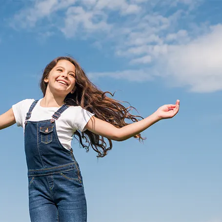 Una imagen de una niña feliz.