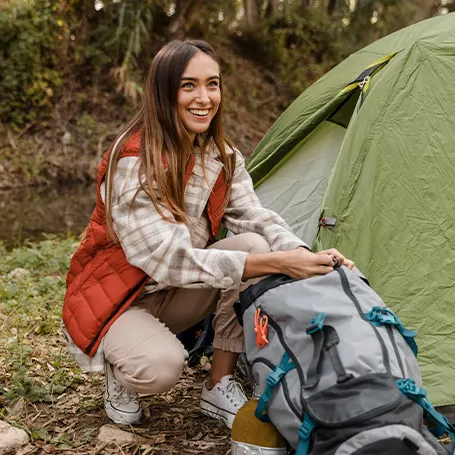 Una niña levanta el campamento