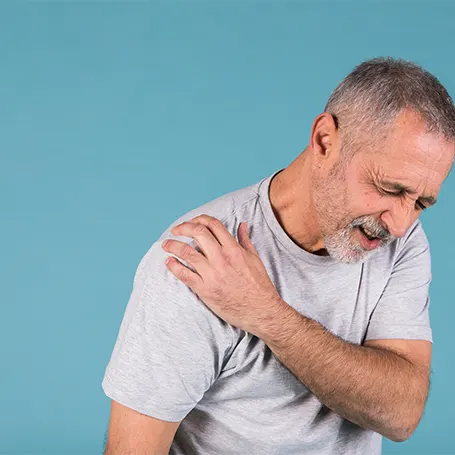 Una imagen de un hombre con dolor de artritis en el hombro