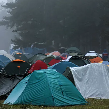 Una imagen de un camping lluvioso