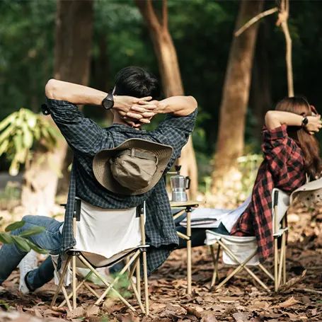 Imagen de una pareja disfrutando de su acampada.