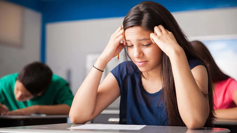 una imagen de una niña soñando con caer un examen